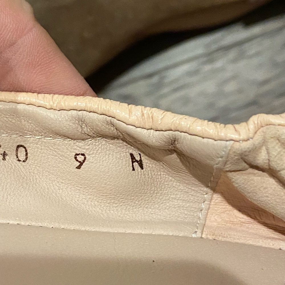 Stuart Weitzman - Picture 5 of 5
